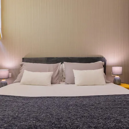 Elegant With Terrace By Wonderful Italy Lägenhet